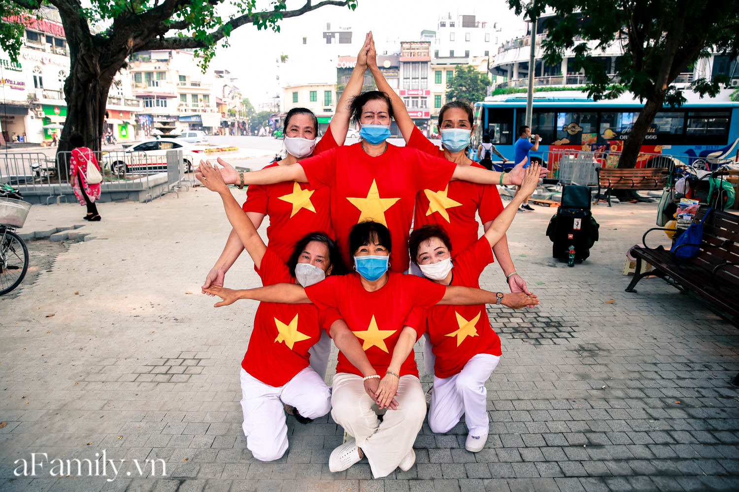Phố phường vắng thanh, người dân mặc áo cờ Tổ quốc ra đường biểu diễn văn nghệ ngày Quốc khánh - Ảnh 9.