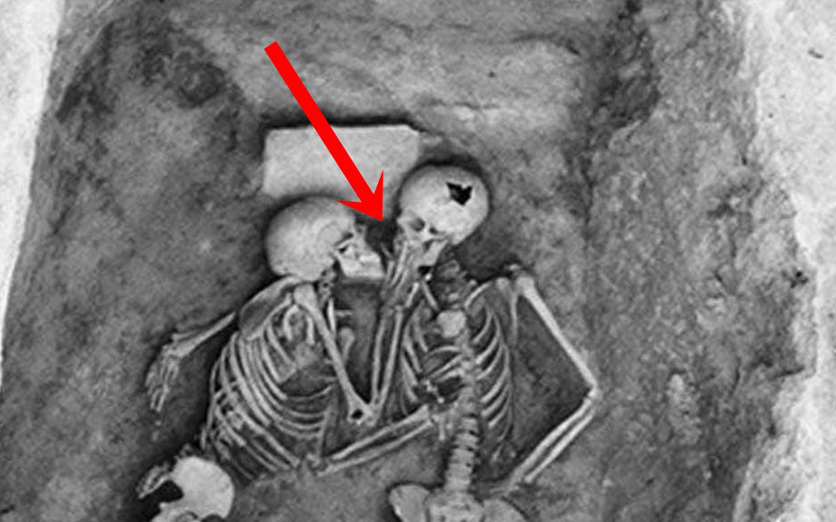 Phát hiện bộ hài cốt 2.800 năm tuổi, các nhà khoa học sửng sốt vì tư thế lạ, hé lộ chuyện tình của người xưa khiến con cháu ngày nay phải nể