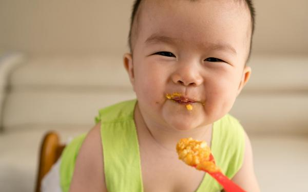 Bác sĩ Nhi chỉ rõ nguyên nhân khiến trẻ biếng ăn, không ít bố mẹ Việt vẫn đang cho con ăn theo kiểu này