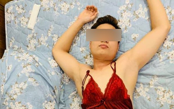 Được trận nhậu no say bất tỉnh, đức ông chồng bị cô vợ &quot;trừng phạt&quot; bằng cách tạo dáng diện hết cả tủ đồ