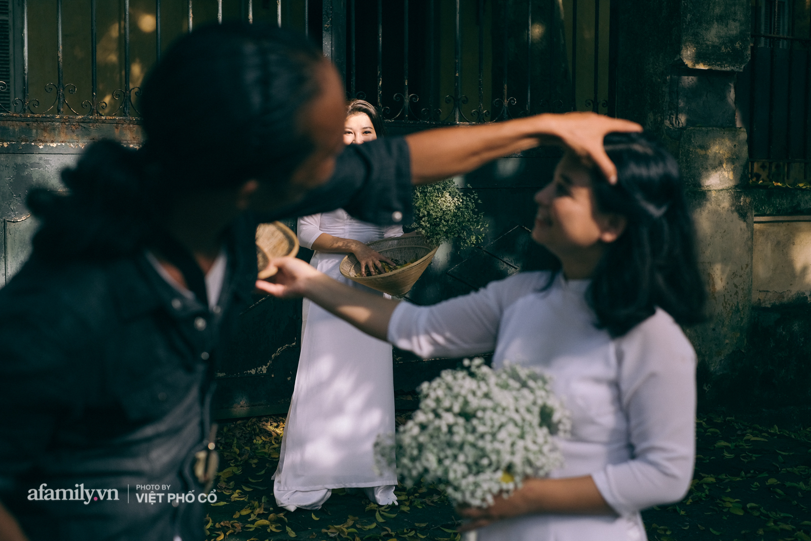 Nhọc nhằn nghề chụp ảnh cho các chị em với lá vàng rơi trên phố - Ảnh 10.