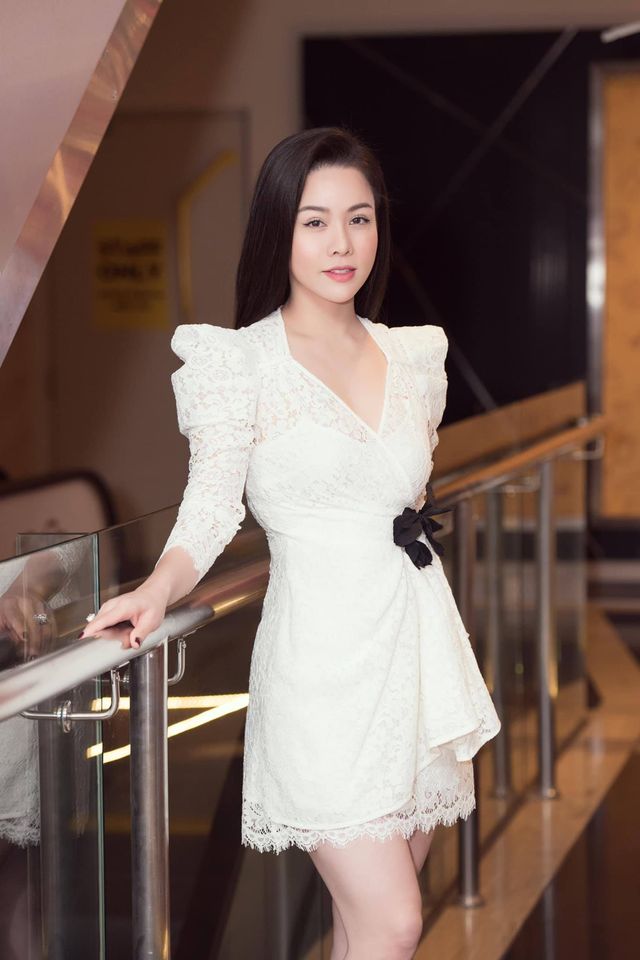 Nhật Kim Anh đăng ảnh cùng dòng chú thích: "Em là cô gái yêu màu trắng. Vì màu trắng thuần khiết và tinh khôi".
