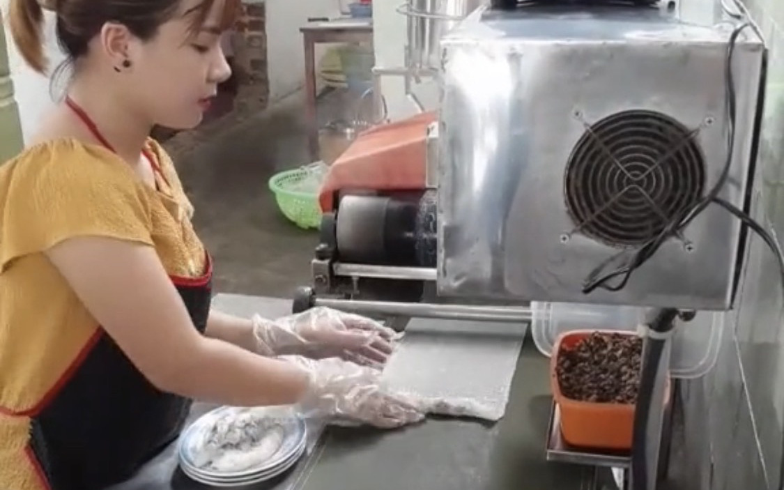 Cô chủ hàng bánh cuốn lần đầu tiết lộ thứ giúp mình làm cả trăm đĩa bánh, vẫn tươi cười đón khách cả ngày chẳng mệt