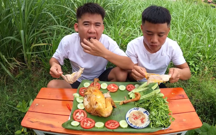 Sau nồi cháo gà nguyên lông, Hưng Vlog lại tiếp tục cho ra lò một món gà khác gây tranh cãi không kém nhưng lần này đã có tiến bộ chỉ nhờ một câu nói