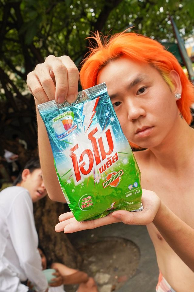 "Nếu gặp người ăn xin, tôi sẽ cho họ bột giặt OMO" - Quảng cáo lầy lội của chàng trai Thái Lan khiến TVC bột giặt Aba cũng phải "cúi đầu chào thua" - Ảnh 6.