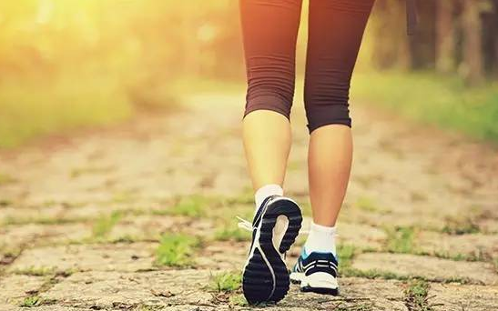 Đi bộ là chìa khóa của sự khỏe mạnh và người sống lâu sẽ có 3 đặc điểm này khi đi bộ