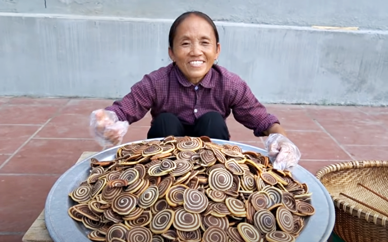 Kênh Bà Tân Vlog đạt 4 triệu follow trên YouTube sau hơn 1 năm ra mắt, ai cũng choáng khi nhìn lại loạt thành tích &quot;khủng&quot; của bà mẹ nông dân