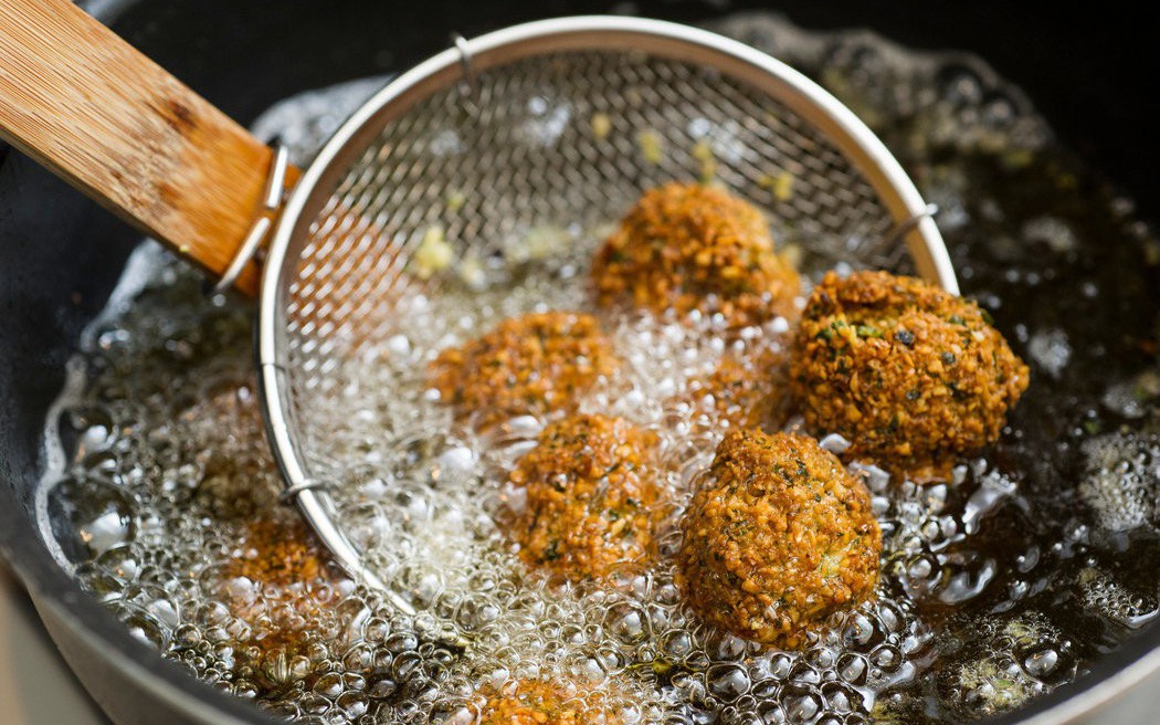 Đừng bao giờ dùng 2 loại dầu ăn này để nấu nướng cho gia đình vì chúng nguy hiểm ngang "thuốc độc", tiềm ẩn nhiều nguy cơ bệnh tật và ung thư - Ảnh 2.