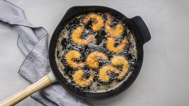 Đừng bao giờ dùng 2 loại dầu ăn này để nấu nướng cho gia đình vì chúng nguy hiểm ngang "thuốc độc", tiềm ẩn nhiều nguy cơ bệnh tật và ung thư - Ảnh 1.