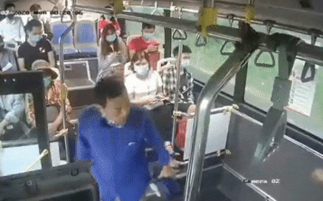 Hà Nội: Bị nhắc nhở đeo khẩu trang, người đàn ông nhổ nước bọt vào mặt nữ nhân viên xe buýt