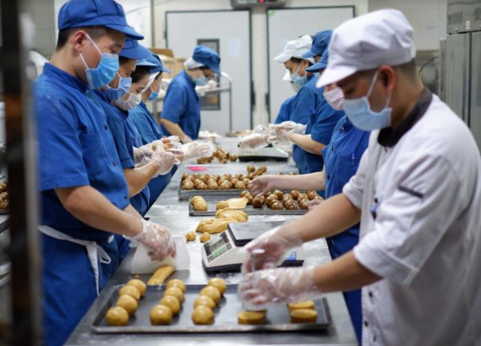 Hành trình ra lò khắt khe của hơn 1 triệu chiếc bánh trung thu VinMart - Ảnh 1.