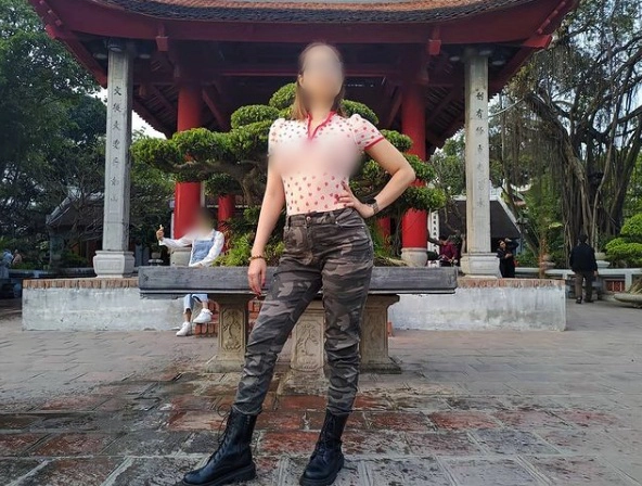 Người phụ nữ "thả rông" đi khắp Sài Gòn cùng chồng con lại tiếp tục mặc áo xuyên thấu khoe ngực trần tạo kiểu khó hiểu trước Đền Ngọc Sơn - Ảnh 2.