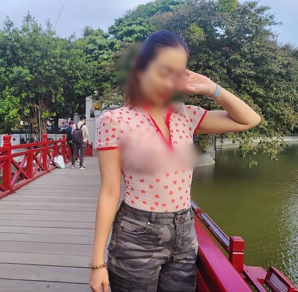 Người phụ nữ "thả rông" đi khắp Sài Gòn cùng chồng con lại tiếp tục mặc áo xuyên thấu khoe ngực trần tạo kiểu khó hiểu trước Đền Ngọc Sơn - Ảnh 1.