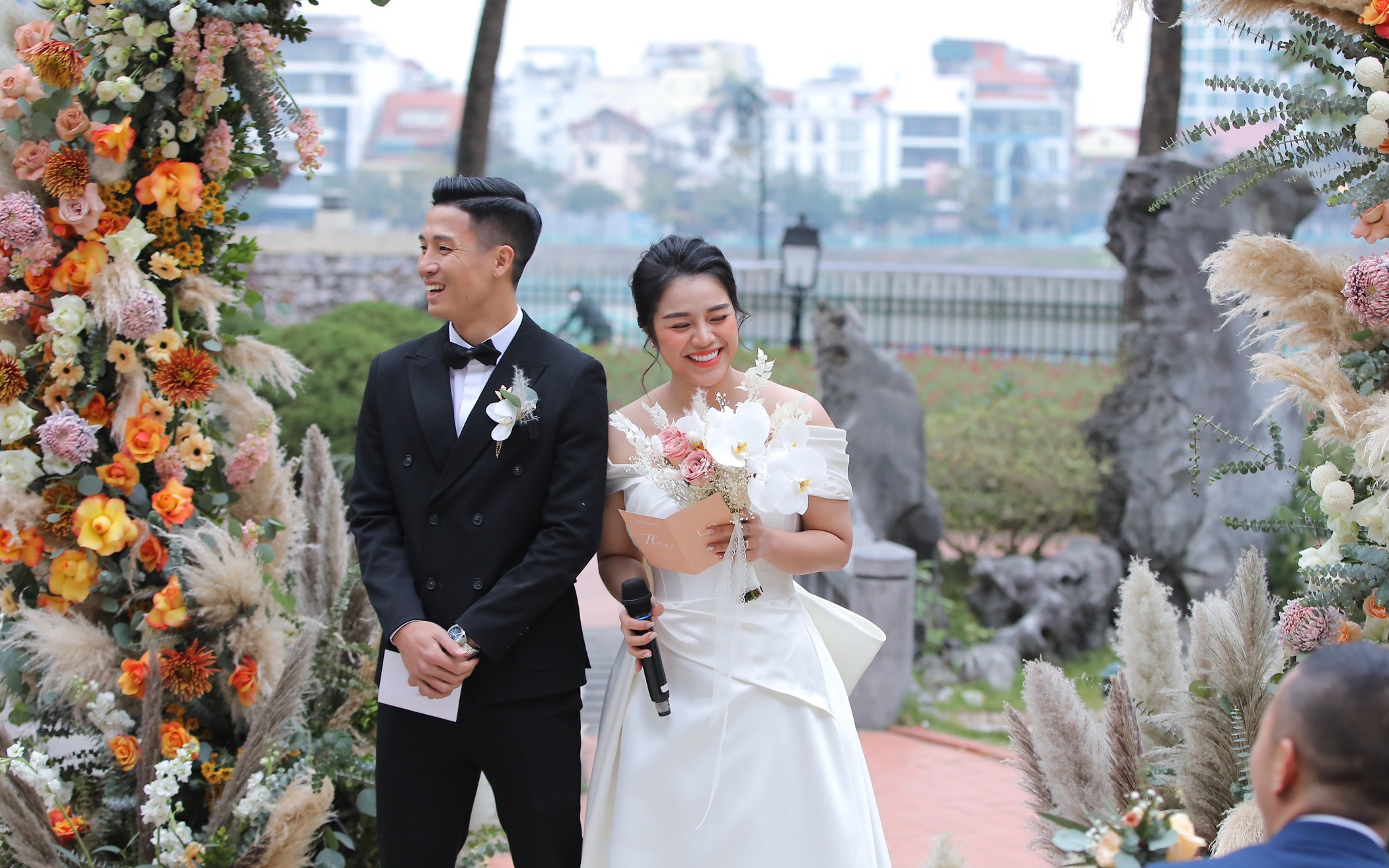 Bùi Tiến Dũng - Khánh Linh xuất hiện ở khu vực làm lễ, cô dâu cười tươi rạng rỡ dù thời tiết Hà Nội đang rất lạnh