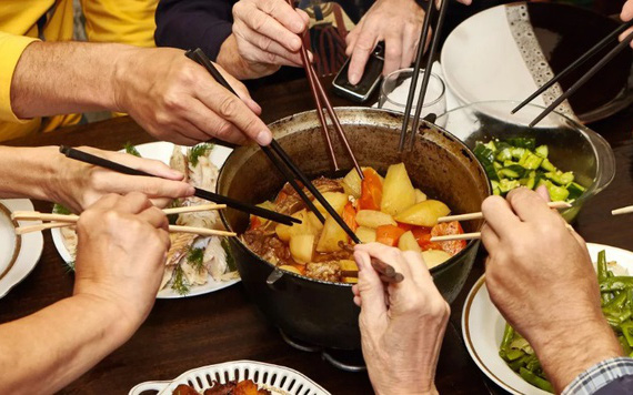 Loại vi khuẩn mà 70% người Việt đang nhiễm: Thuộc nhóm gây ung thư số 1, dễ lây lan cho nhau qua 4 thói quen tai hại khi ăn cơm 
