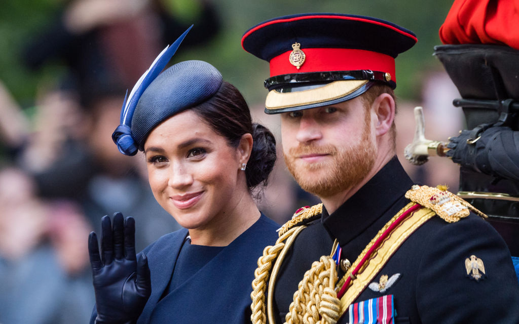 Nhà Meghan Markle nhận lời mời của Nữ hoàng Anh trở về hoàng gia trong cuộc họp mặt gia đình nhưng xấu hổ khi bị dư luận phản đối