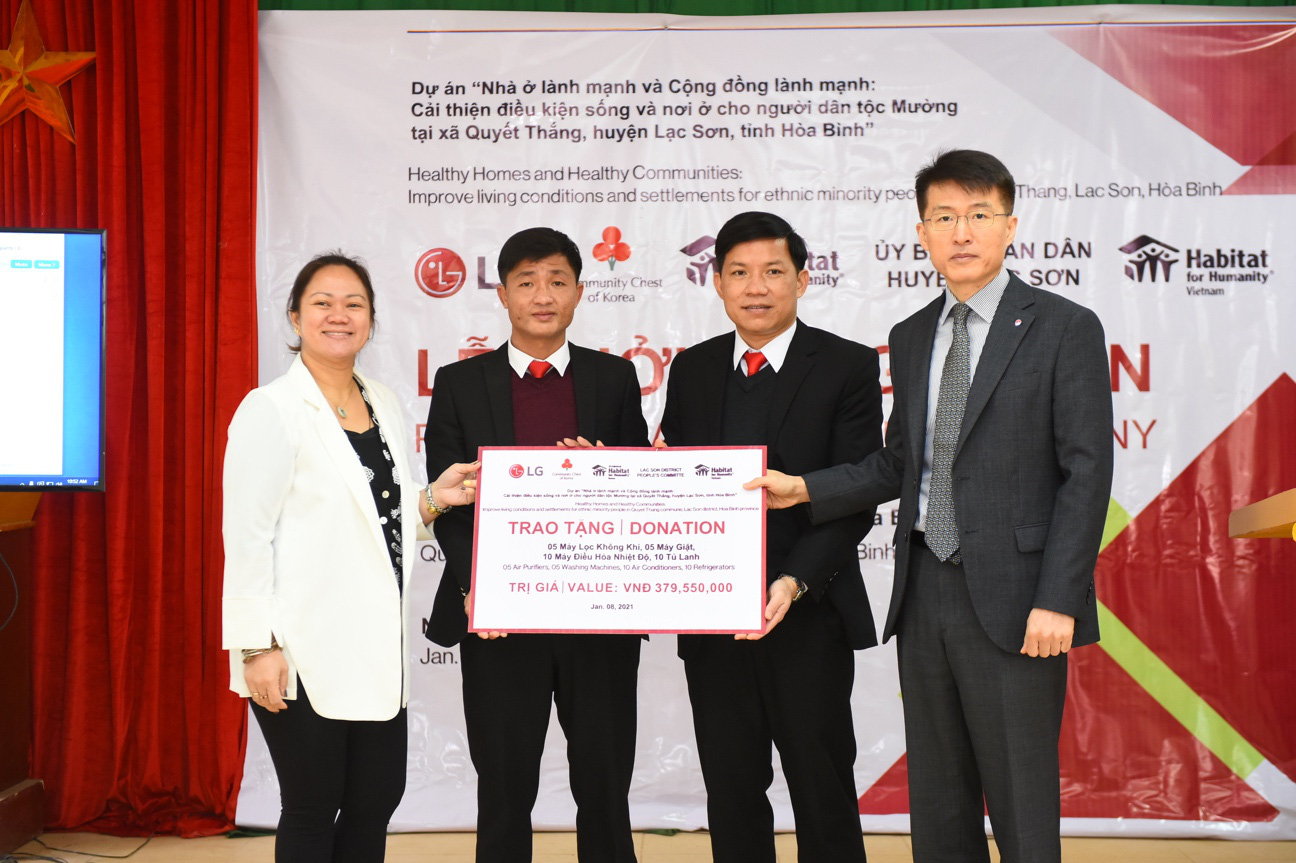 42 hộ gia đình dân tộc Mường được ổn định chỗ ở nhờ sự góp sức của tổ chức Habitat For Humanity và Công ty điện tử LG - Ảnh 1.