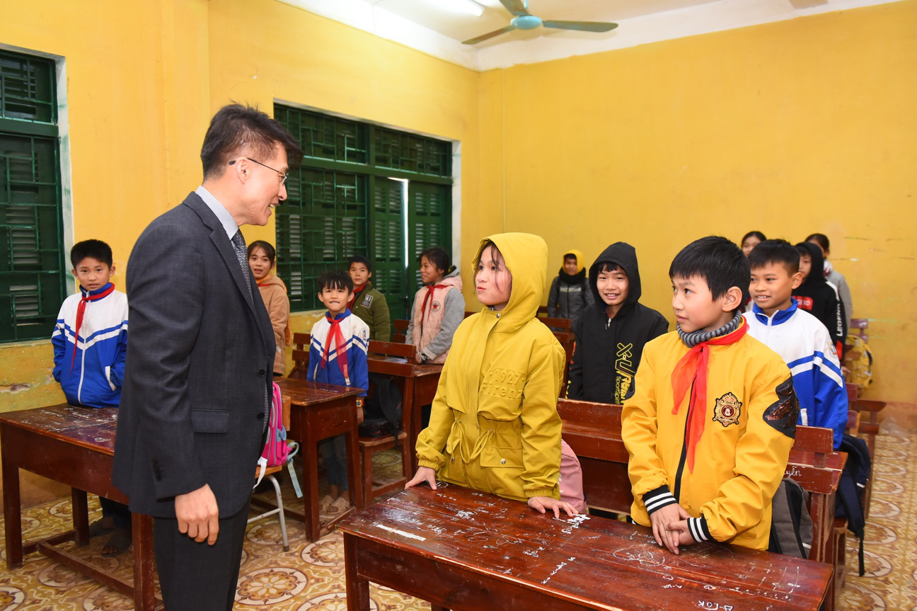 42 hộ gia đình dân tộc Mường được ổn định chỗ ở nhờ sự góp sức của tổ chức Habitat For Humanity và Công ty điện tử LG - Ảnh 2.