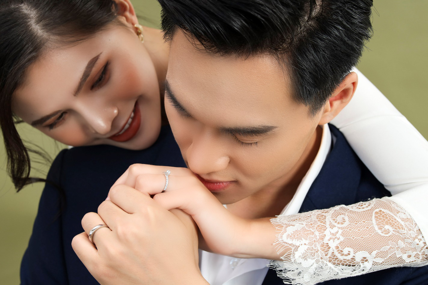 Xu hướng nhẫn cưới đơn giản và tinh tế lên ngôi đầu năm 2021 - Ảnh 1.