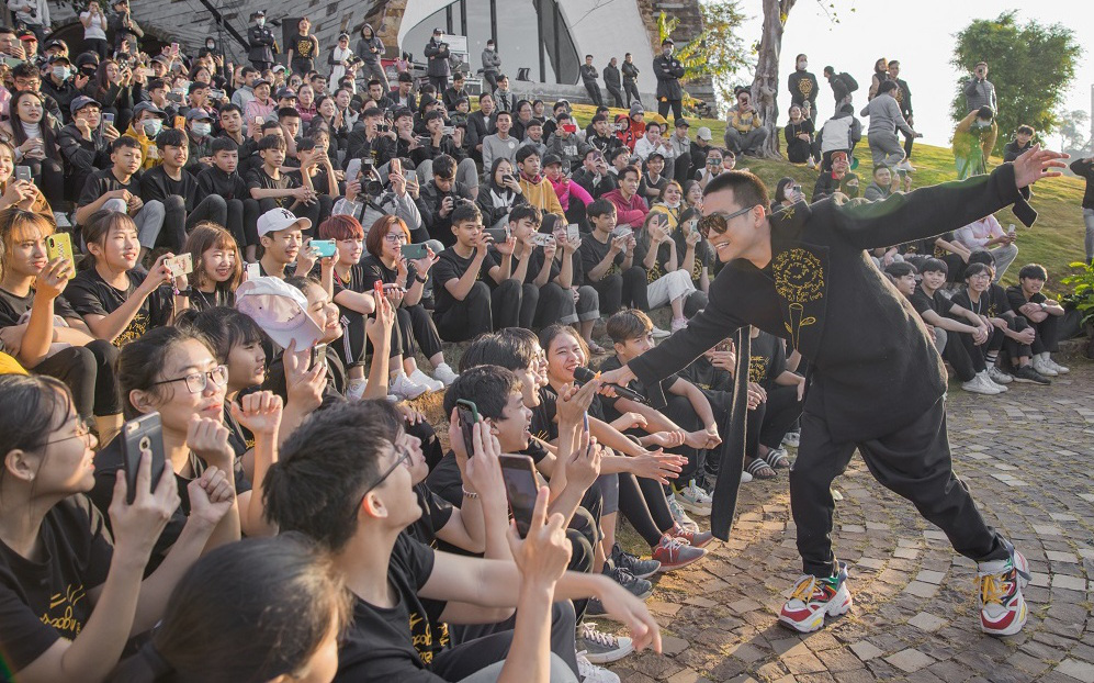 Wowy đắt show sau Rap Việt, trình diễn cực máu lửa trước hàng nghìn sinh viên