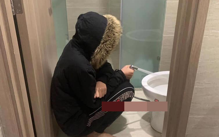 Có vợ là giáo viên, anh chồng đi vệ sinh quên không xả nước và kết quả bị phạt ngồi trước bồn cầu làm một việc không ai tưởng tượng nổi