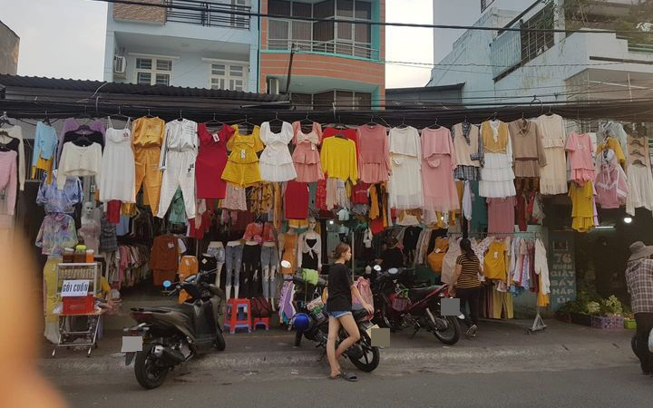 Cả một dãy phố bán quần áo đều dùng chung chiếc dây treo miễn phí, nhìn kỹ mới thấy hóa ra làm vậy cực dễ gây nguy hiểm