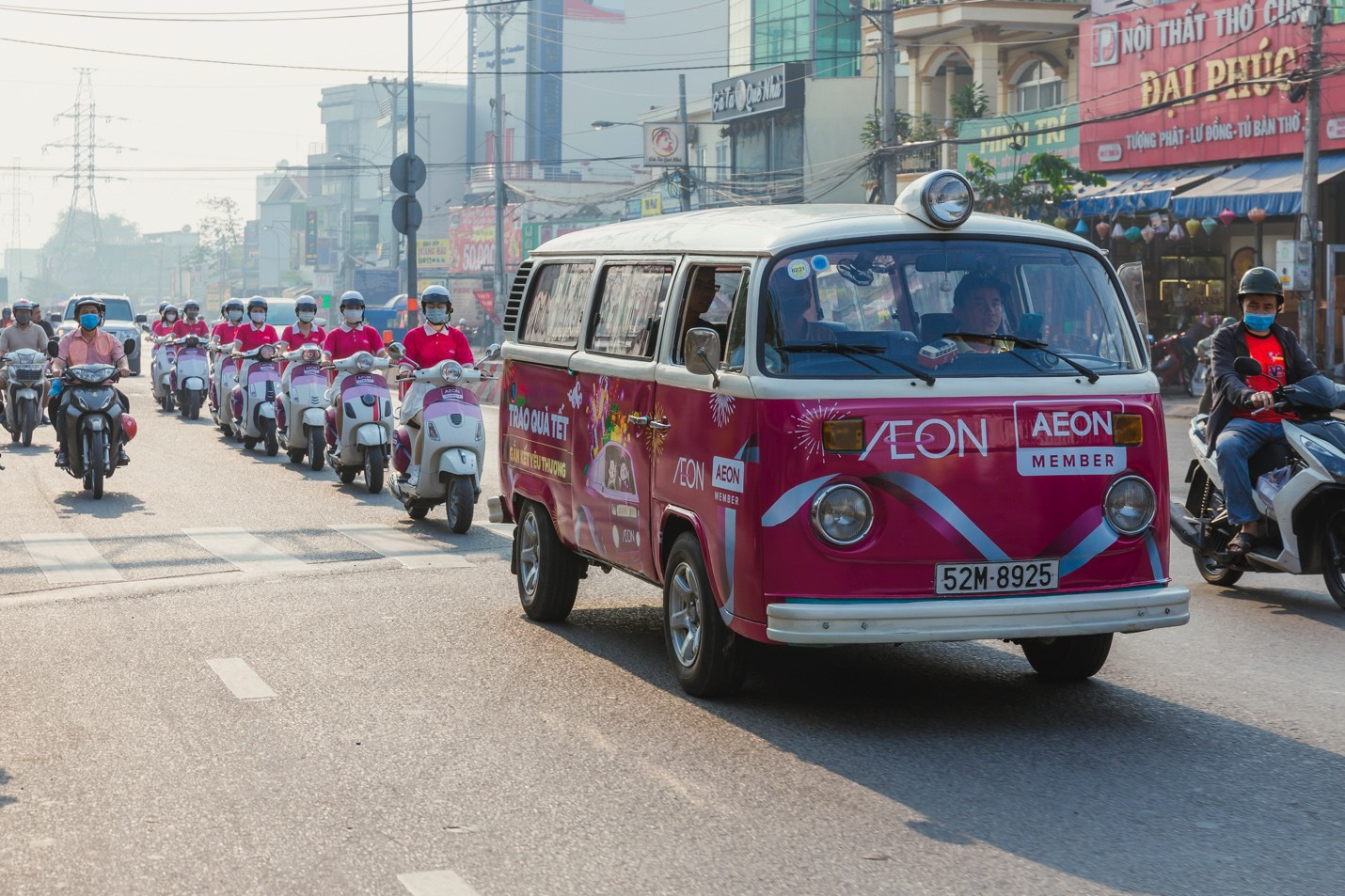 Hành trình trao quà đầy cảm xúc tới 500 thành viên của AEON Việt Nam - Ảnh 1.