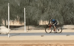 Thái tử đẹp nhất Dubai &quot;gây bão&quot; MXH khi đạp xe chạy đua với chim đà điểu khổng lồ, kết quả là &quot;người tám lạng, kẻ nửa cân&quot;