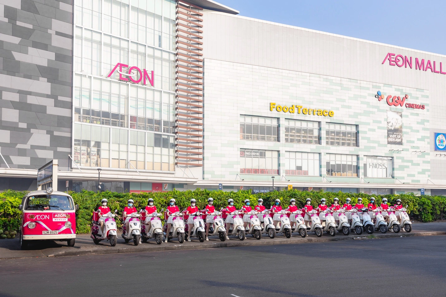 Hành trình trao quà đầy cảm xúc tới 500 thành viên của AEON Việt Nam - Ảnh 2.