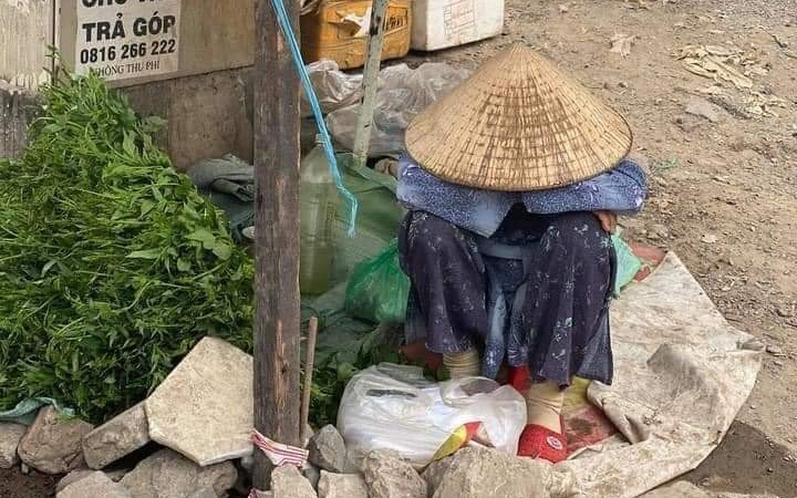 Bức ảnh bà cụ bán rau ngồi bó gối giữa phố Sài Gòn khiến dân mạng cảm động, bất ngờ nhất là hành động của chàng trai chụp hình