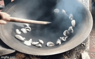 Món bánh đặc sản miền Tây được chế biến bằng cát đen xì khiến nhiều khó tin, nhưng lại có công dụng rất tốt cho người ăn kiêng!?