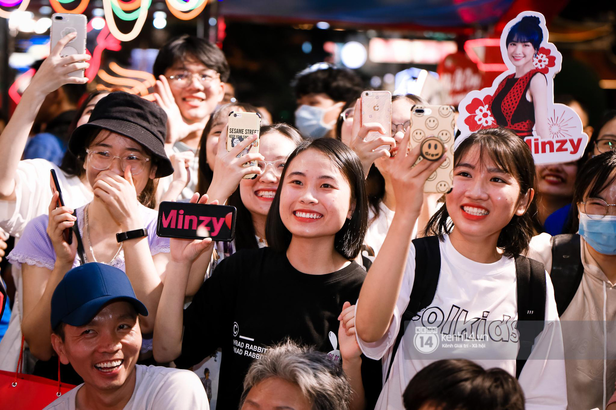 Giới trẻ phấn khích chờ đợi Hòa Minzy quẩy hết mình ngày kết thúc Lễ hội Tết Việt - Ảnh 1.