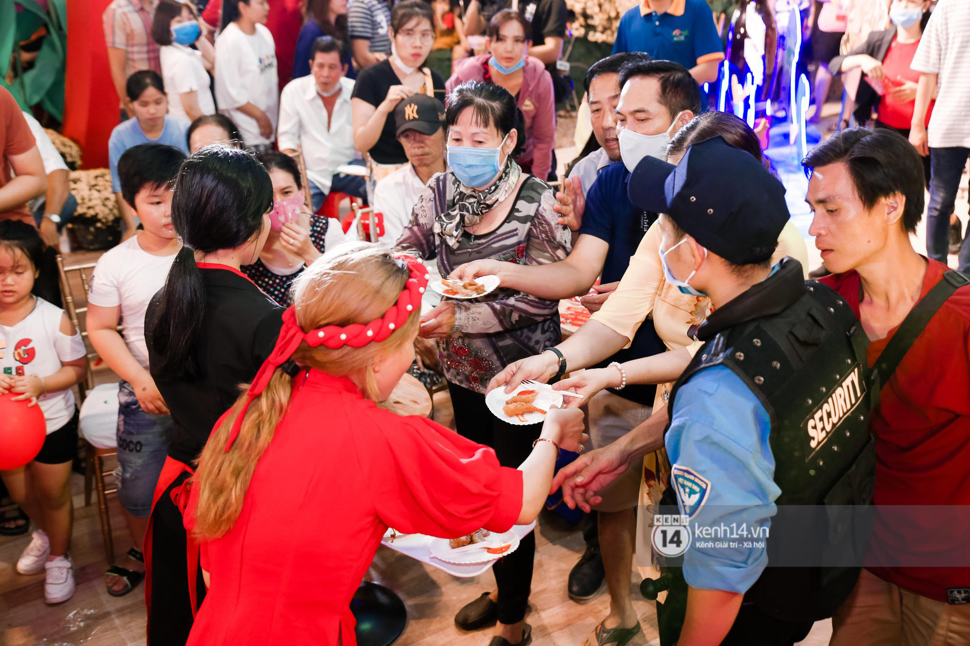 Giới trẻ phấn khích chờ đợi Hòa Minzy quẩy hết mình ngày kết thúc Lễ hội Tết Việt - Ảnh 9.