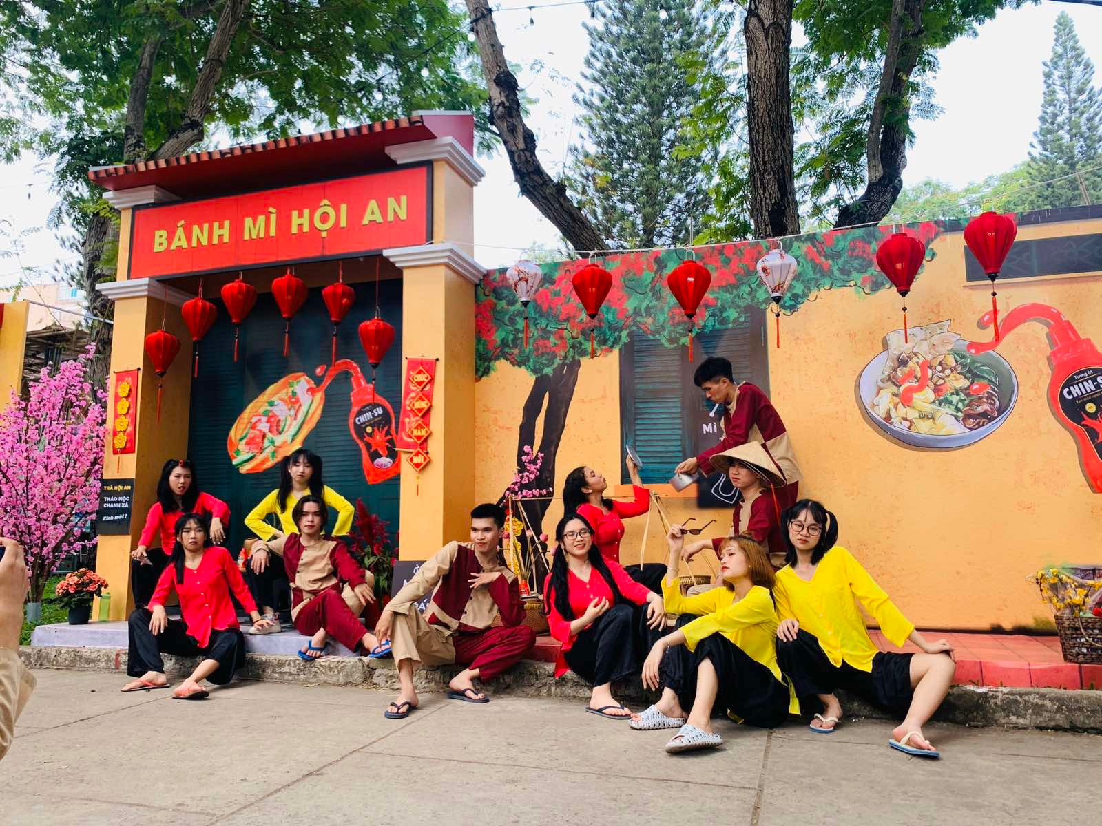 Người dân Sài Gòn đại náo Lễ hội Tết Việt và thưởng thức bữa tiệc ẩm thực bùng nổ nhất mùa Tết này - Ảnh 1.