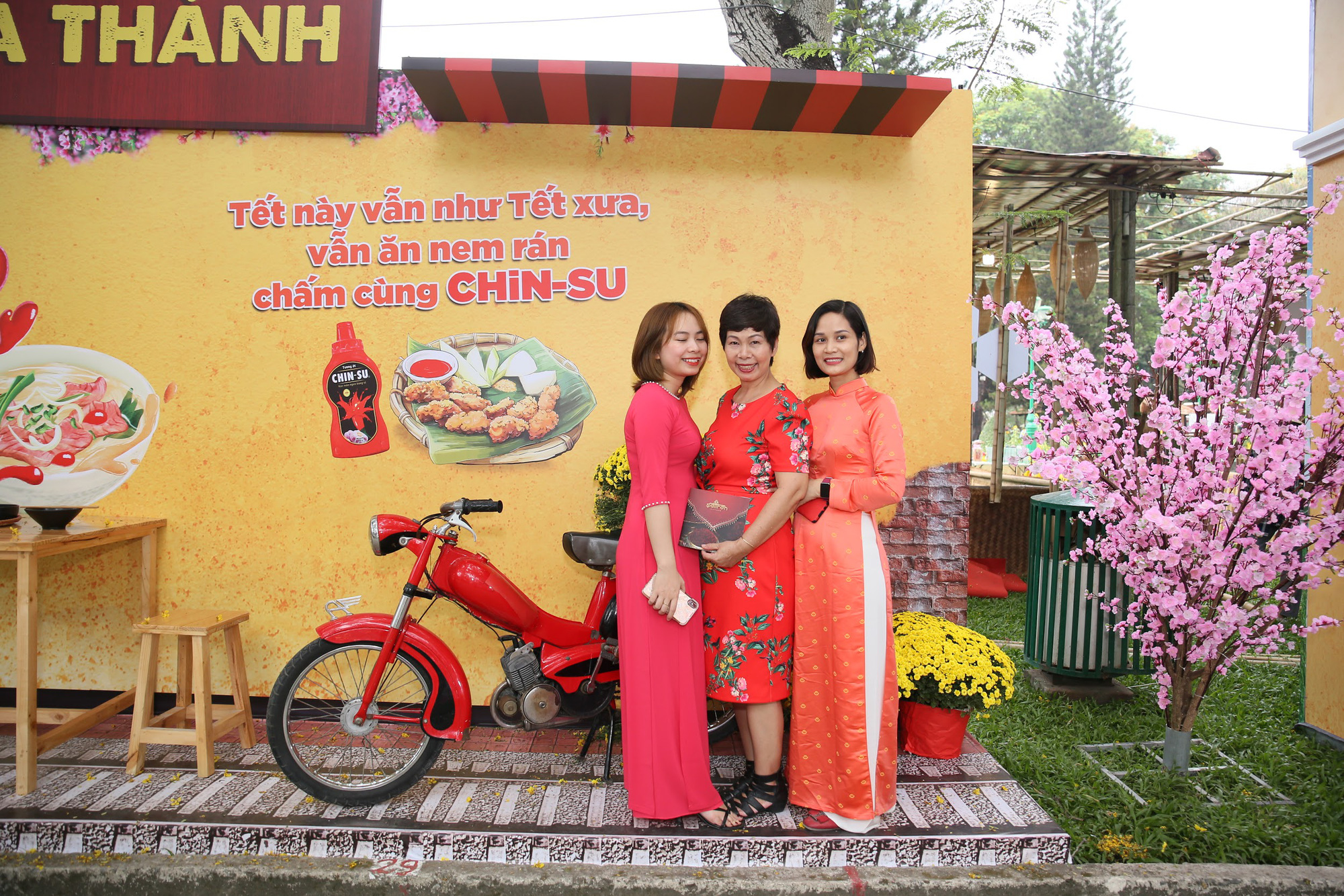 Người dân Sài Gòn đại náo Lễ hội Tết Việt và thưởng thức bữa tiệc ẩm thực bùng nổ nhất mùa Tết này - Ảnh 7.