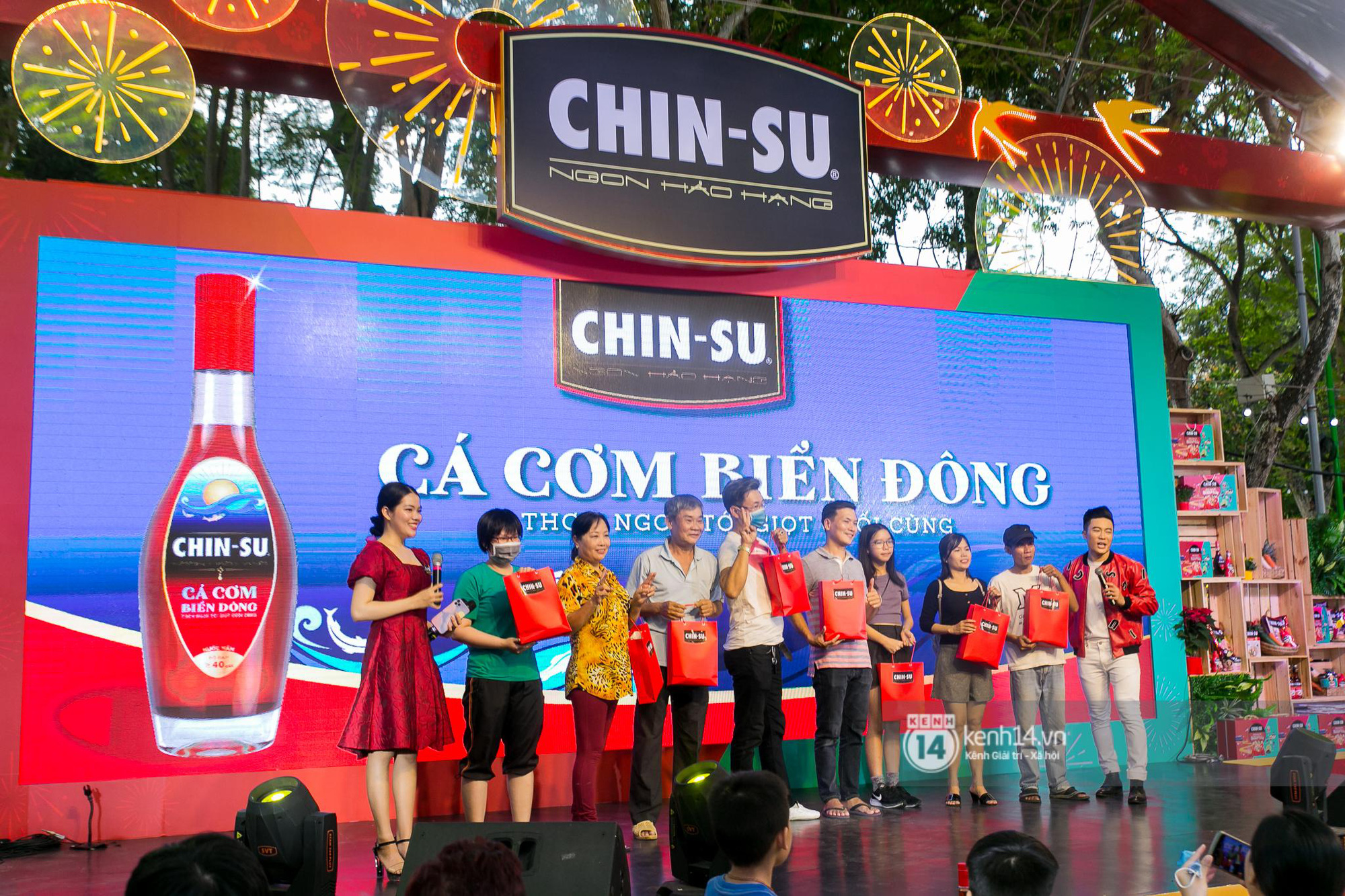 Người dân Sài Gòn đại náo Lễ hội Tết Việt và thưởng thức bữa tiệc ẩm thực bùng nổ nhất mùa Tết này - Ảnh 9.