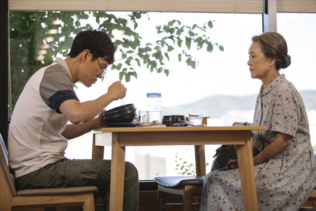 Nếu không muốn sau này con mình trở thành "sói mắt trắng", cha mẹ hãy ngừng làm 3 hành động này ngay lập tức - Ảnh 1.