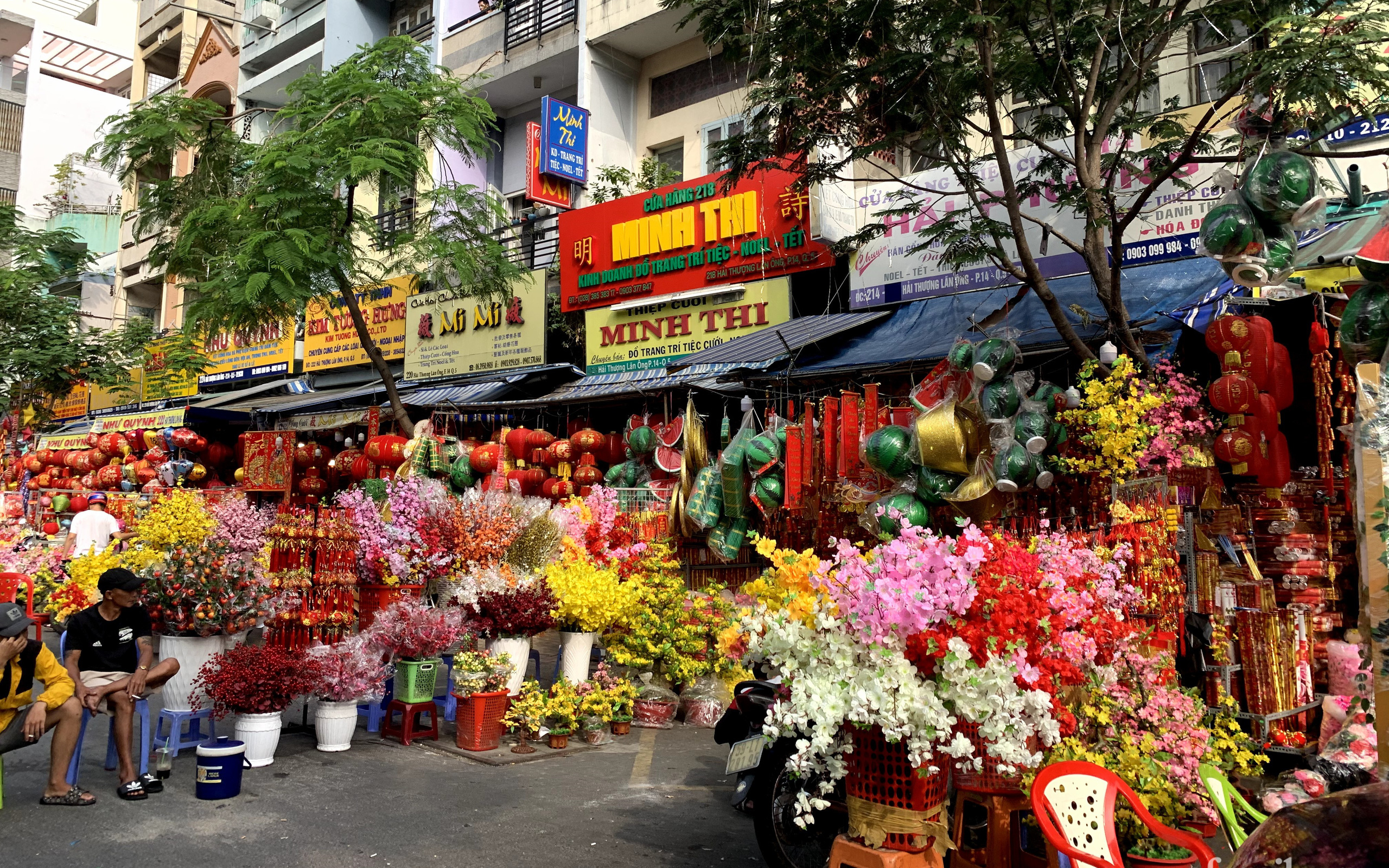 Rực rỡ sắc xuân với các sản phẩm truyền thống ở phố Hải Thượng Lãn Ông, Sài Gòn cận Tết Tân Sửu 2021