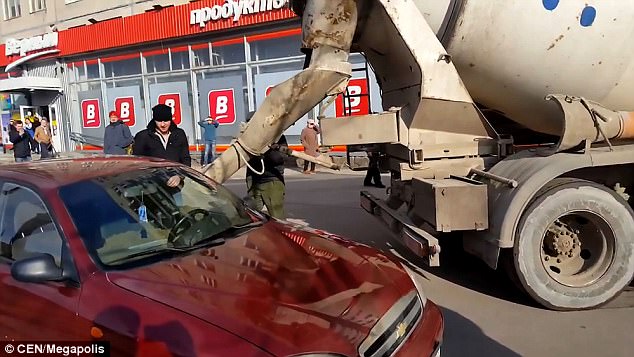 Chồng đổ bê tông vào ô tô của vợ để phạt vì tội... dám tự ý đổi tên mà không xin phép - Ảnh 2.