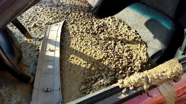 Đậu xe bên vỉa hè, người phụ nữ chết lặng khi thấy xe bị đổ đầy bê tông trông phát ớn, thủ phạm chính là ông chồng nhưng lý do không ai ngờ - Ảnh 1.