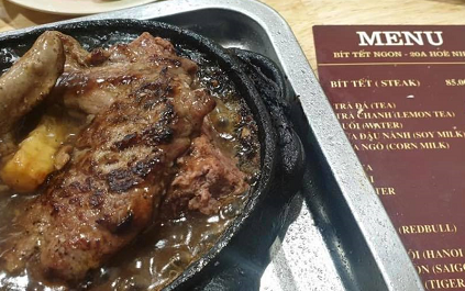 Gọi 1 phần steak tái nhưng đầu bếp mang ra phần cháy đều 2 mặt, khách phàn nàn liền bị chửi &quot;vuốt mặt không kịp&quot;