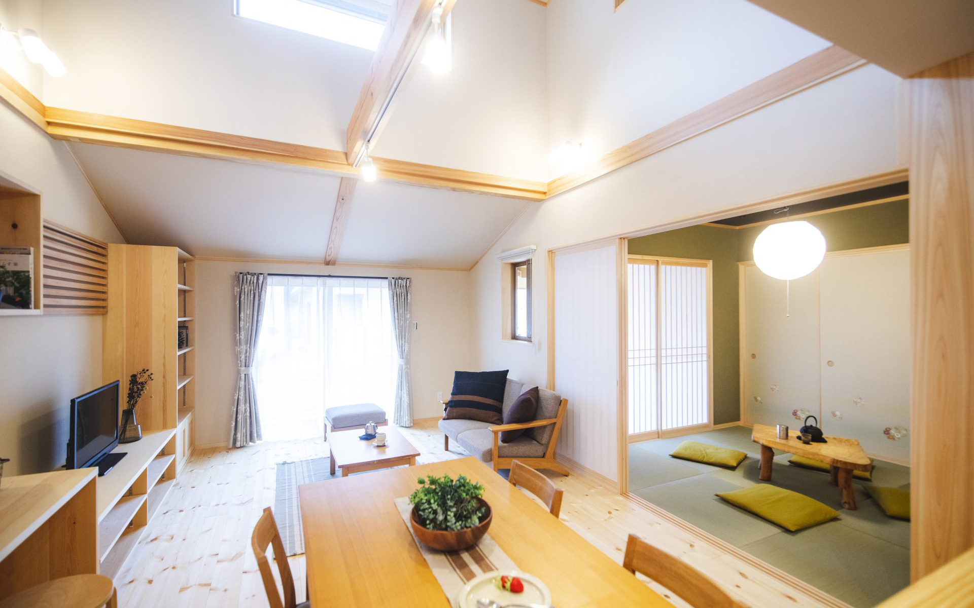 Căn nhà gỗ xây dựng theo lối kiến trúc Nhật Bản với 1 trệt 1 lửng bình yên cho gia đình trẻ
