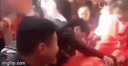 Bị túm cổ dúi đầu khi đang hành lễ với bố mẹ, phản ứng sau đó của cô dâu khiến quan khách "đứng hình" - Ảnh 1.