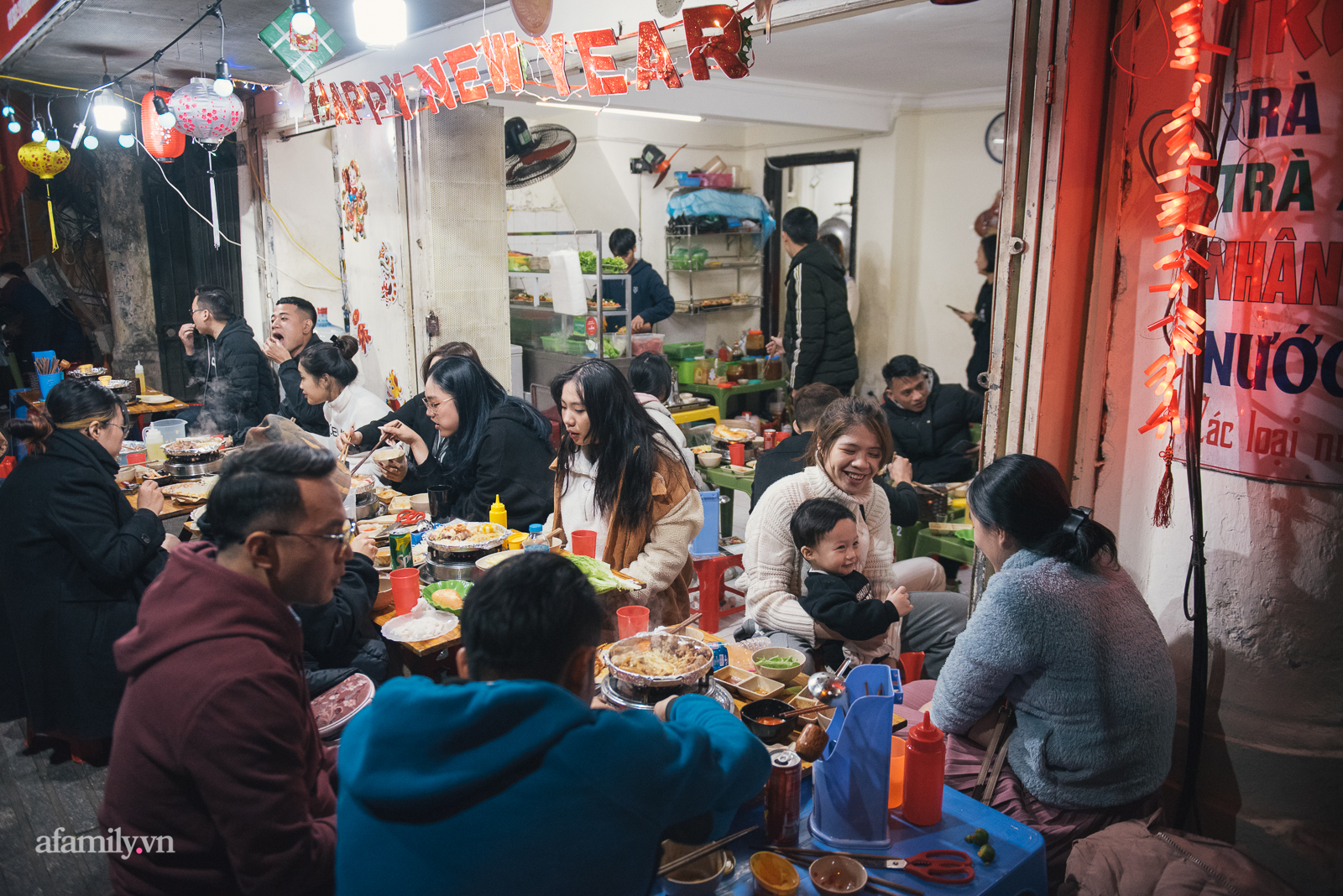 Mùa đông năm nay, cả Hà Nội kéo nhau đi ăn bò nướng chảo gang hay sao mà đi phố nào cũng ngập mùi bơ tỏi  - Ảnh 1.