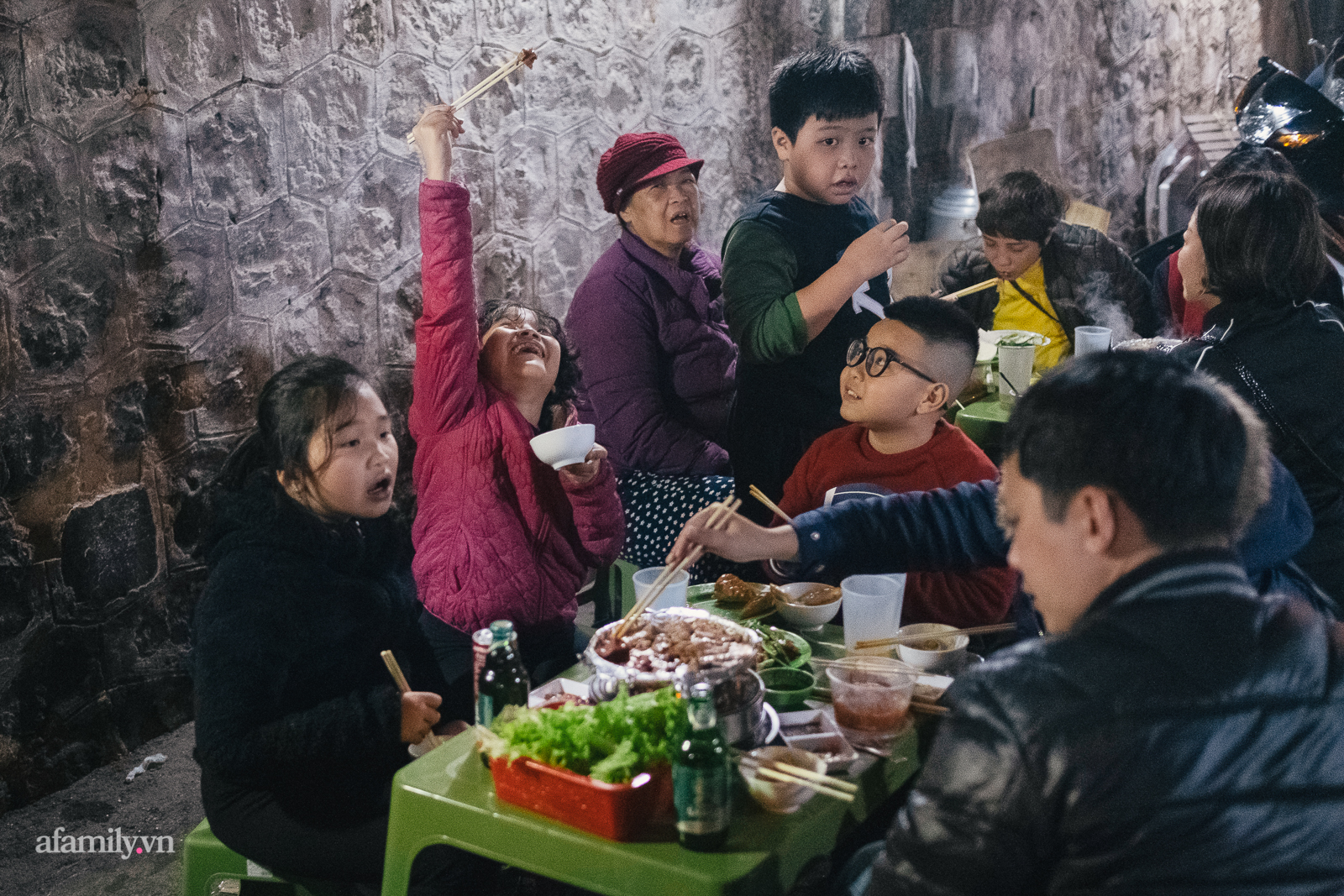 Mùa đông năm nay, cả Hà Nội kéo nhau đi ăn bò nướng chảo gang hay sao mà đi phố nào cũng ngập mùi bơ tỏi  - Ảnh 6.