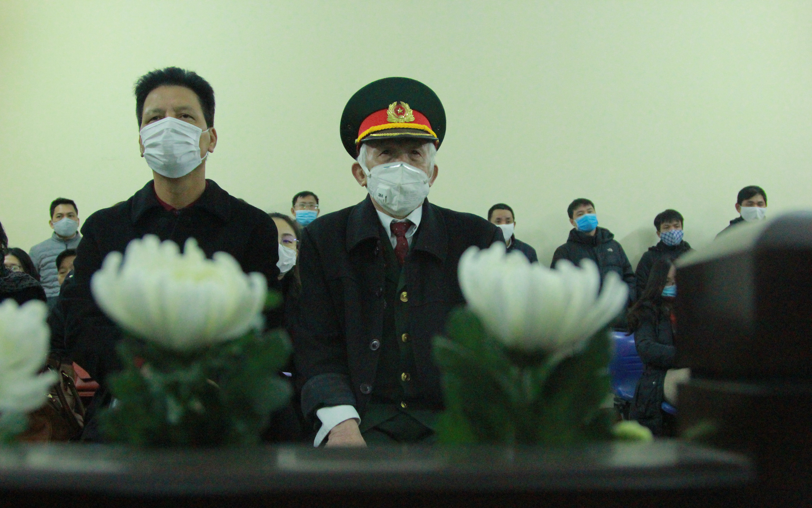 Xét xử vụ xe rác cán tử vong nam sinh ở Hà Nội: Ông nội nạn nhân mang hoa trắng đến tòa mong công lý được thực thi