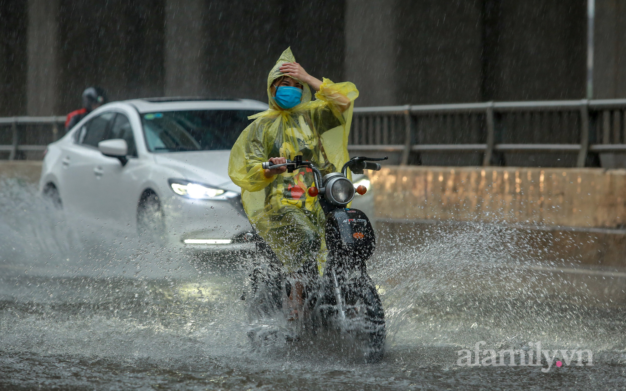 Hà Nội đã tắc đường còn mưa to, nhiều nơi phải "rẽ sóng" đi làm