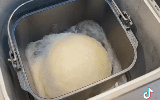 Hóa ra nếu nhà có chiếc máy đang hot này thì tự làm bánh dày giò cũng quá đơn giản, bảo sao các mẹ mê mẩn thế!