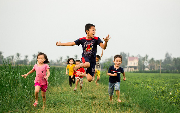 Tại sao những đứa trẻ ngày xưa có thể bị la mắng, đánh đòn nhưng ít khi gặp vấn đề về tâm lý? Câu trả lời đang được vô số phụ huynh quan tâm 