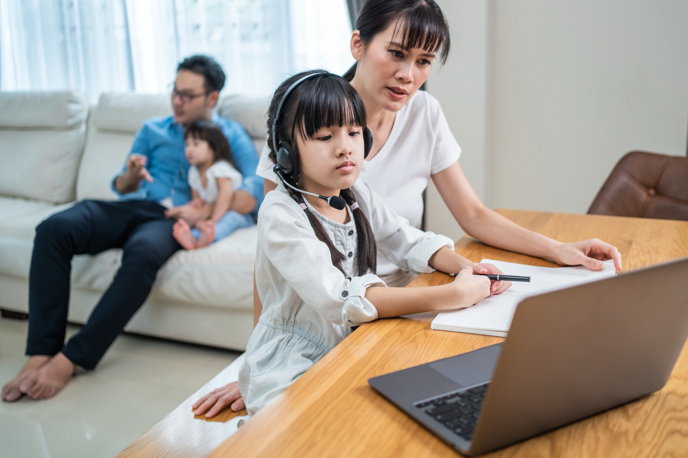 Thực trạng đáng lo ngại của bố mẹ đối với việc học online của trẻ - Ảnh 1.